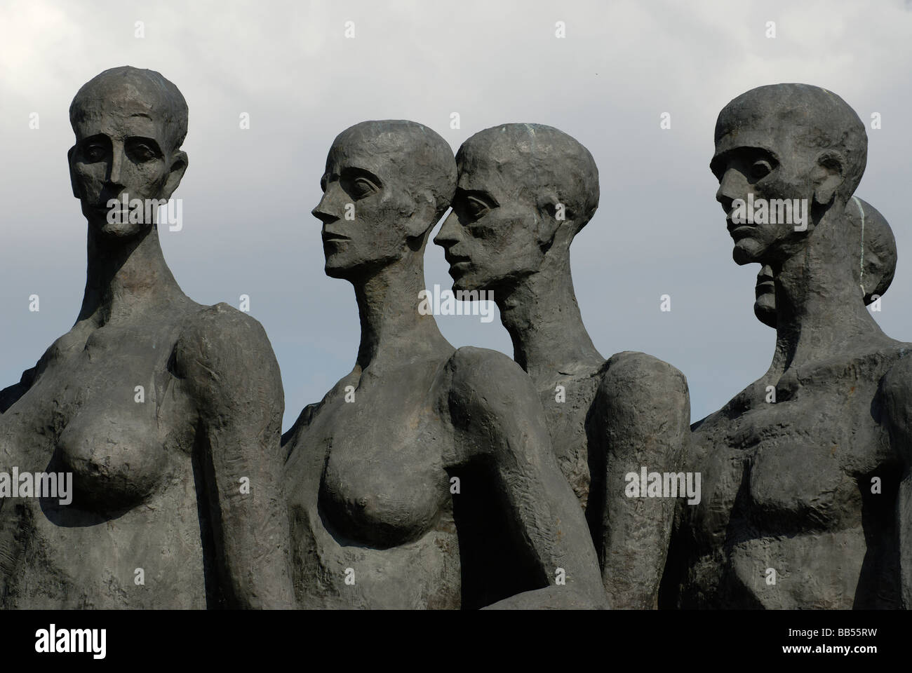 Le figure del monumento alle vittime dei campi di concentramento durante la Seconda Guerra Mondiale la Collina Poklonnaya Mosca Russia Foto Stock