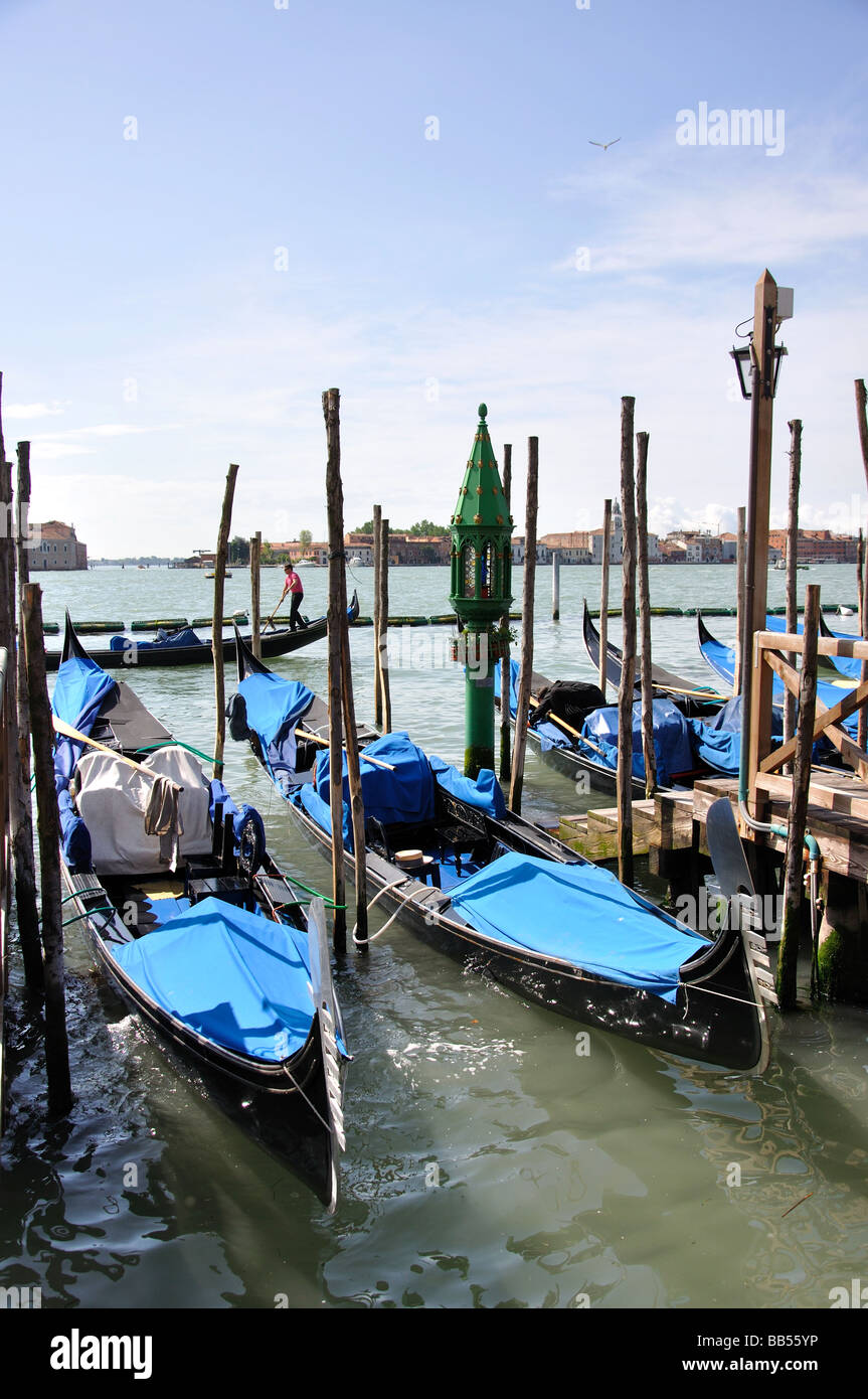 Gondole ormeggiato sul lungomare, Grand Canal, Venezia, Provincia di Venezia, regione Veneto, Italia Foto Stock