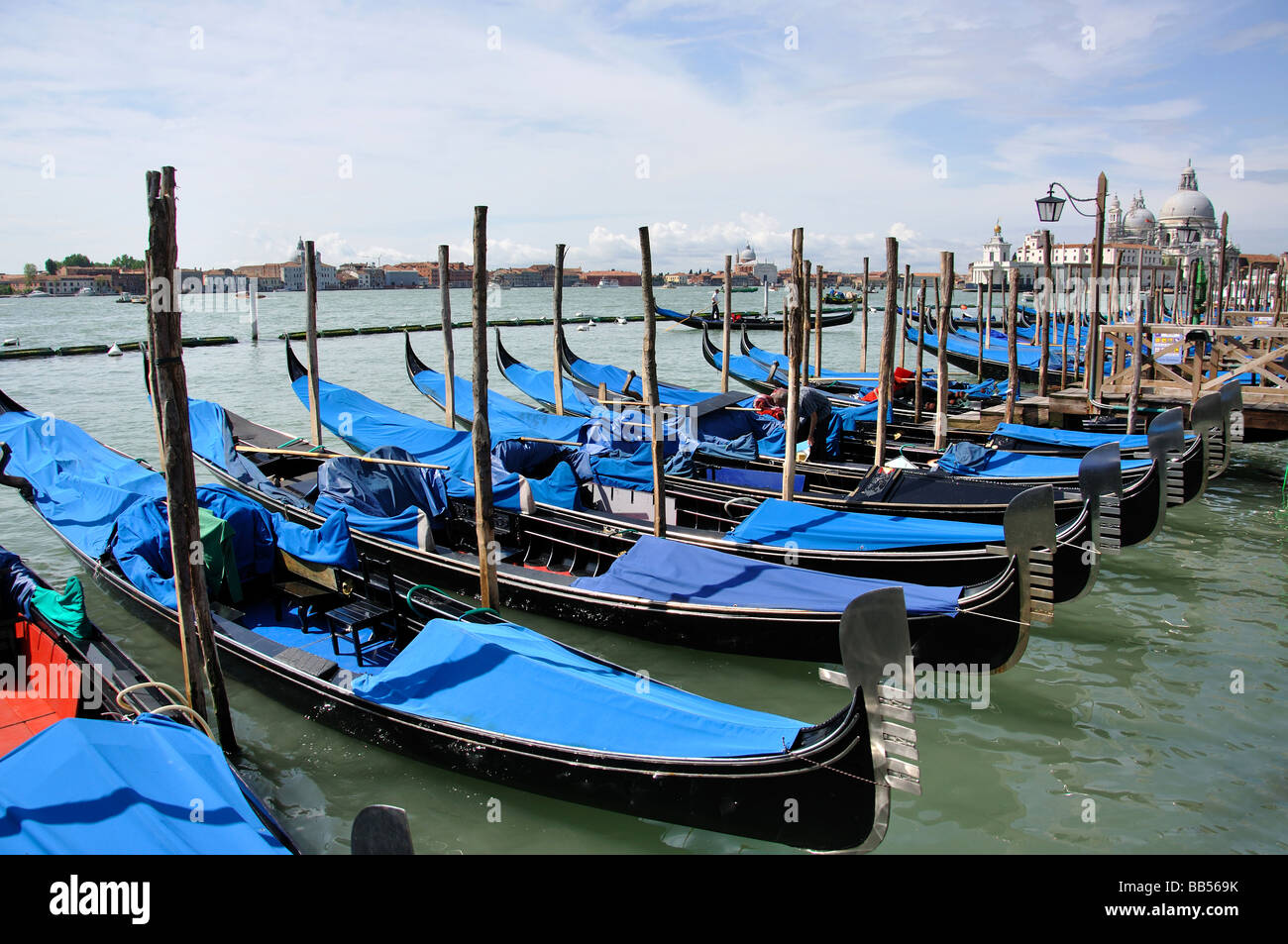 Gondole su banca Canale di Beagle ormeggi, Grand Canal, Venezia, Provincia di Venezia, regione Veneto, Italia Foto Stock