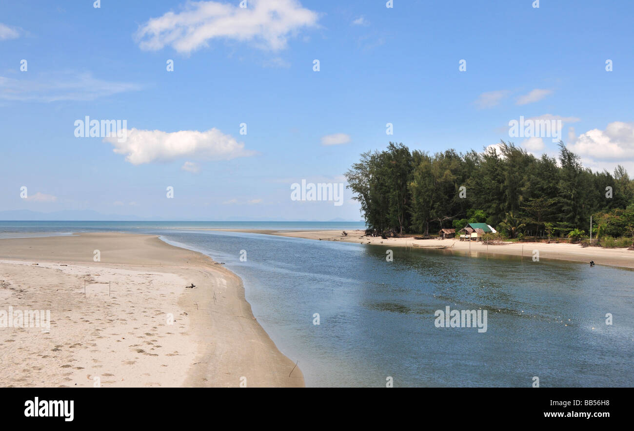 Spiaggia sabbiosa a estuario del fiume in Thailandia Foto Stock
