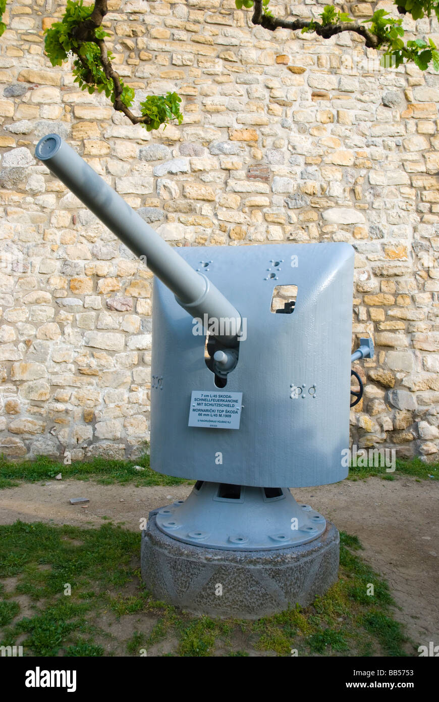 7 cm L 45 Skoda obice fuori il museo militare al parco Kalemedgan in Belgrade Serbia Europa Foto Stock