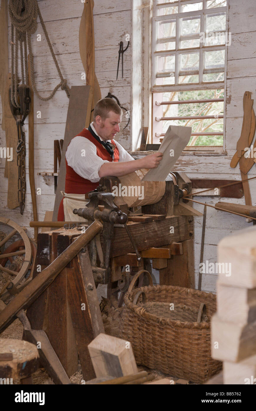 Il wheelwright's workshop al Colonial Williamsburg è alloggiato sulla base del Palazzo del Governatore. Foto Stock