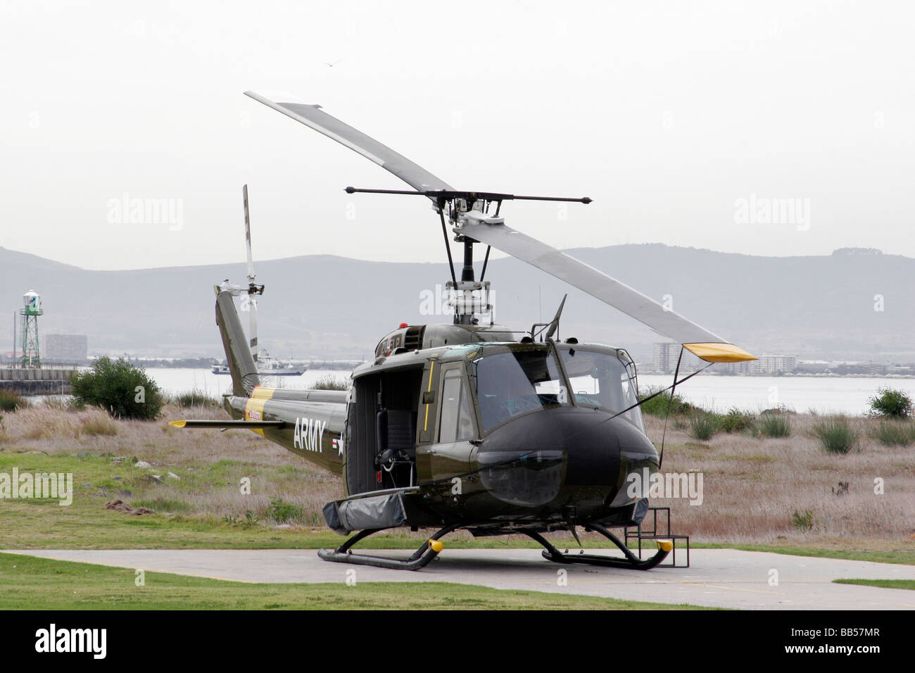 Il Vietnam Huey Elicottero Ora Utilizzato Per L Adrenalina Mock Voli Di Combattimento Intorno A Citta Del Capo In Sud Africa Foto Stock Alamy