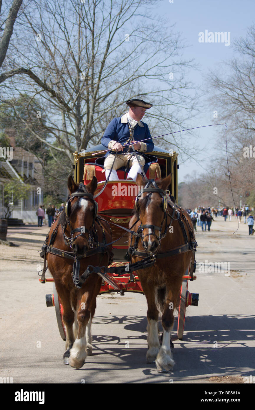 Carrozza a cavalli è stato il principale mezzo di trasporto a Colonial Williamsburg, Virginia. Foto Stock