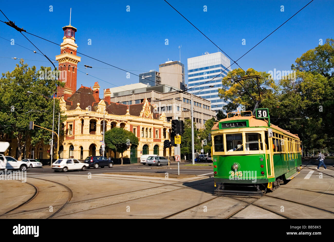 Melbourne Australia / un vintage Melbourne il tram percorre una strada di città in Melbourne Victoria Australia. Foto Stock