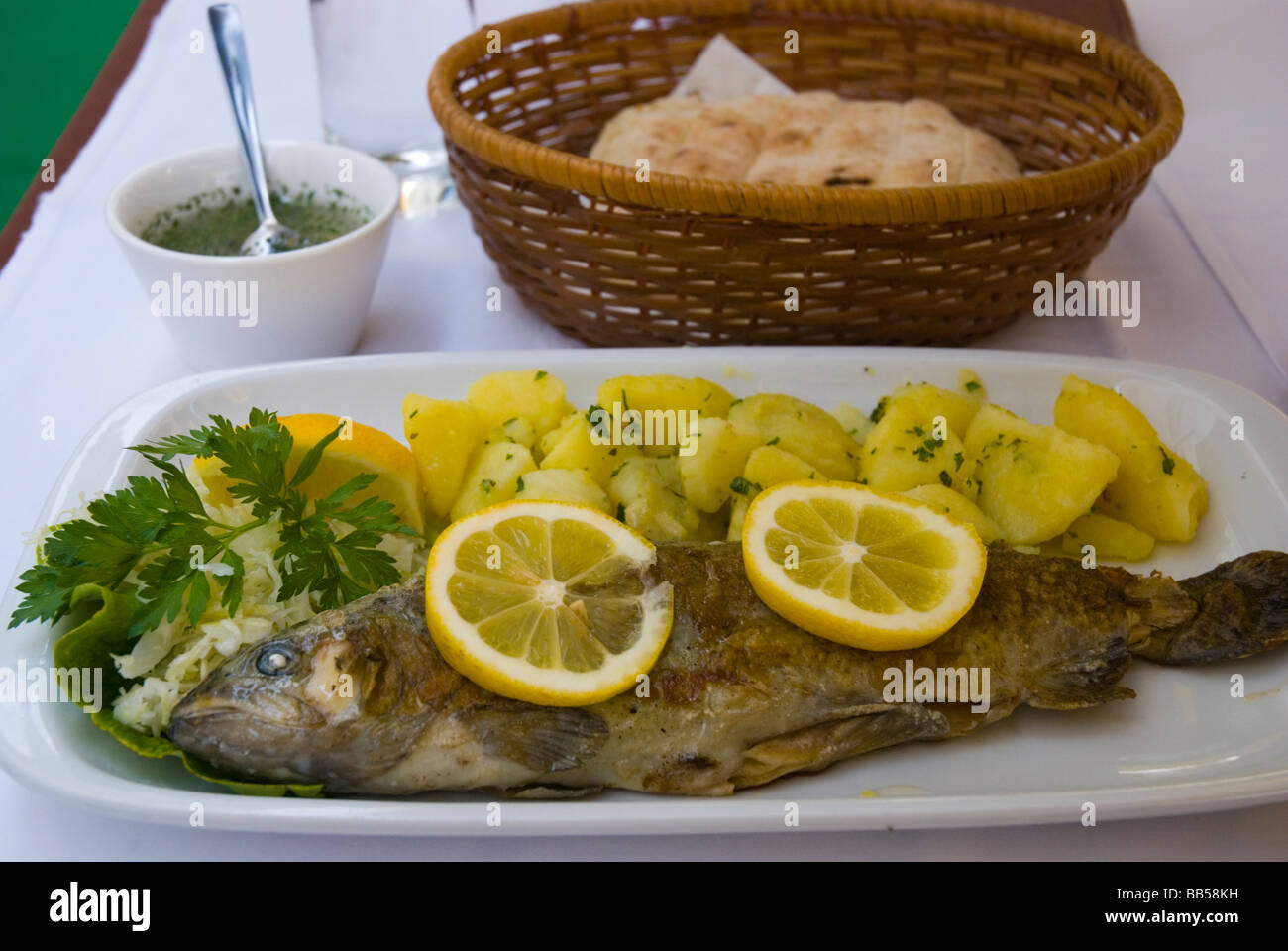 Pasto di pesce insalata di patate e pane locale lungo Skadarska street nel centro di Belgrado in Serbia in Europa Foto Stock