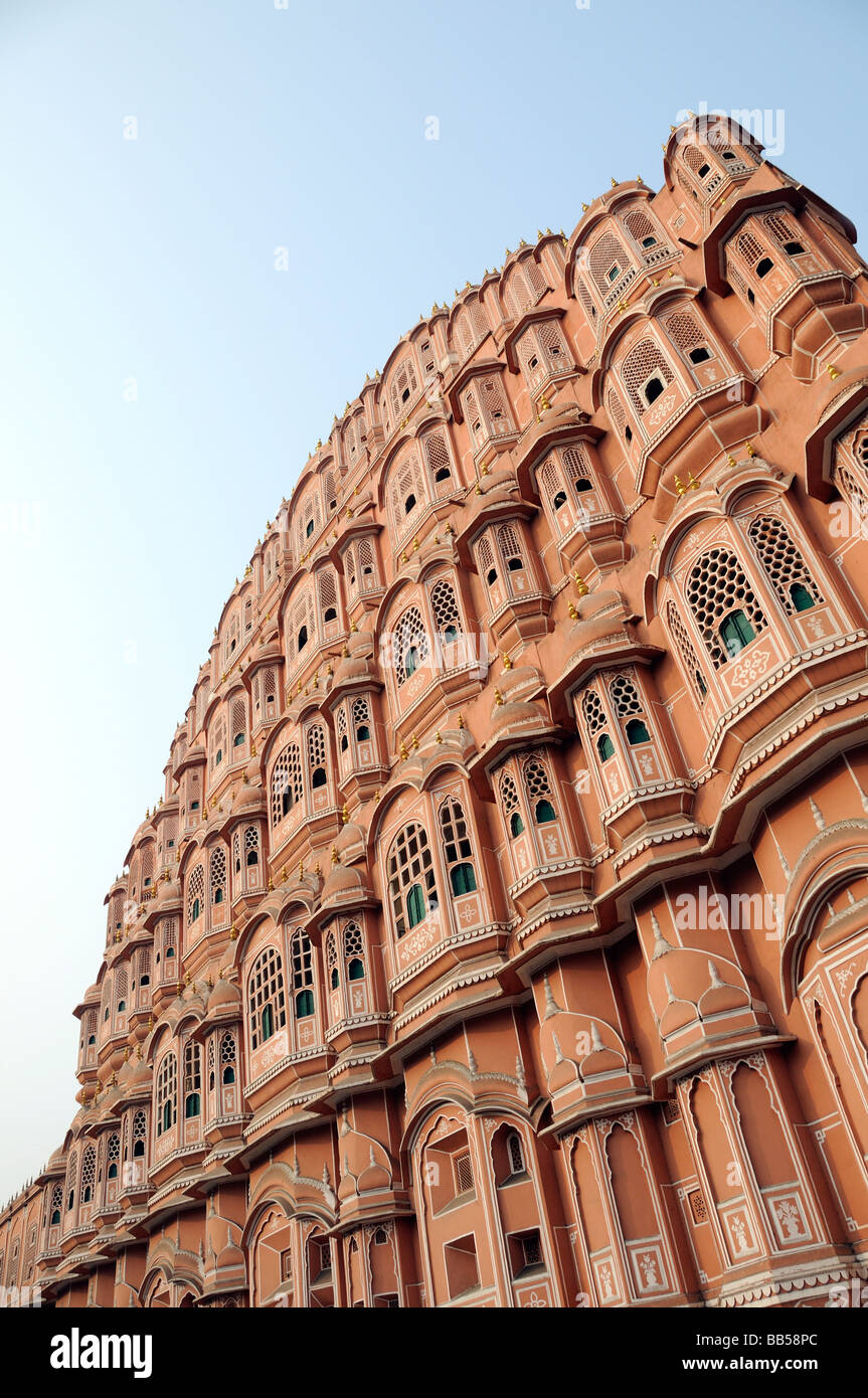 Il rosso e rosa facciata di pietra arenaria di Hawa Mahal il palazzo dei venti. Jaipur, Rajasthan, la Repubblica dell' India. Foto Stock