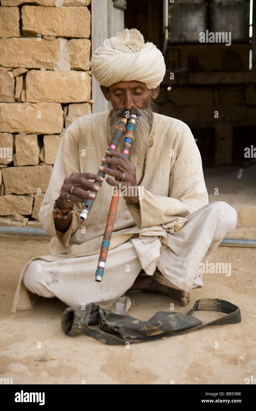 India Rajasthan Kuldhara rovine del villaggio vicino a Jaisalmer incantatore di serpente Foto Stock