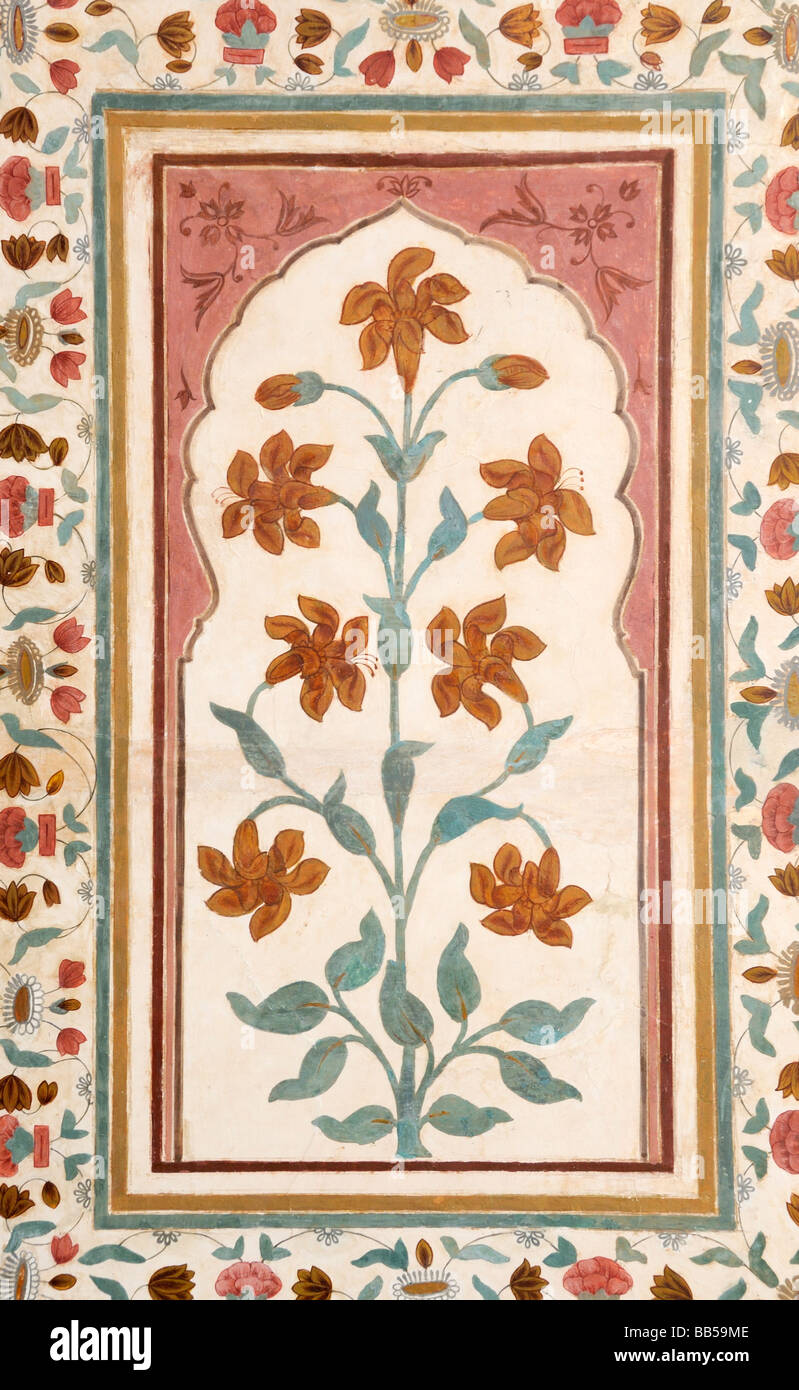 Ornati dipinti pannello sul Ganesh Pol cancello in forte Amber. Il pannello mostra un impianto in fiore con una bordatura di fiori. Foto Stock