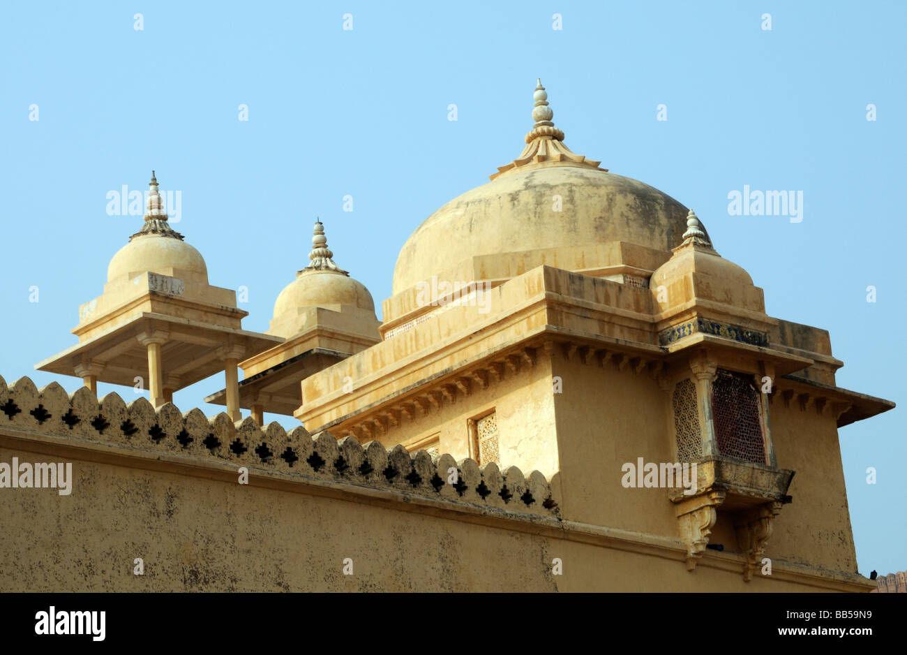 Le cupole su le mura difensive del Forte Amber, ambra, Jaipur, Rajasthan, la Repubblica dell' India. Foto Stock
