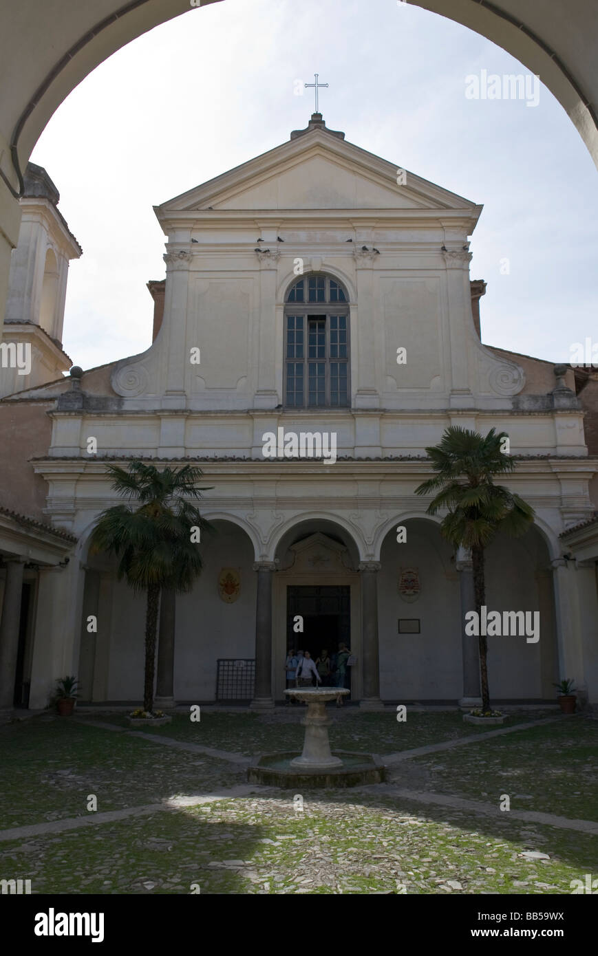 San Clemente Al Laterano Corte e la facciata della basilica di San Clemente al Laterano a Roma