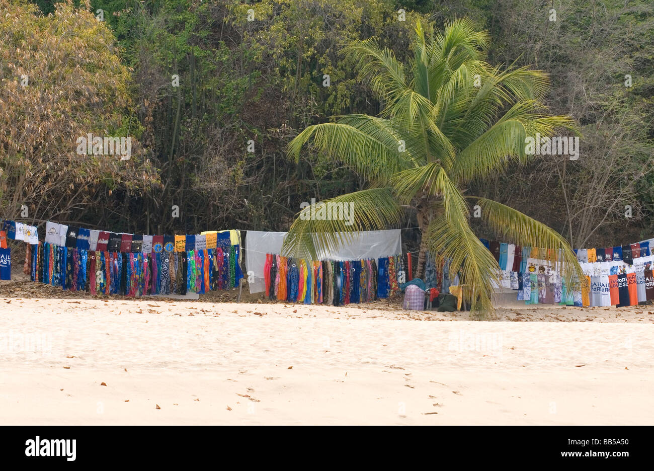 Pressione di stallo di spiaggia su Mayreau - Asciugamani e magliette sotto una palma su una spiaggia tropicale, dei Caraibi. Foto Stock