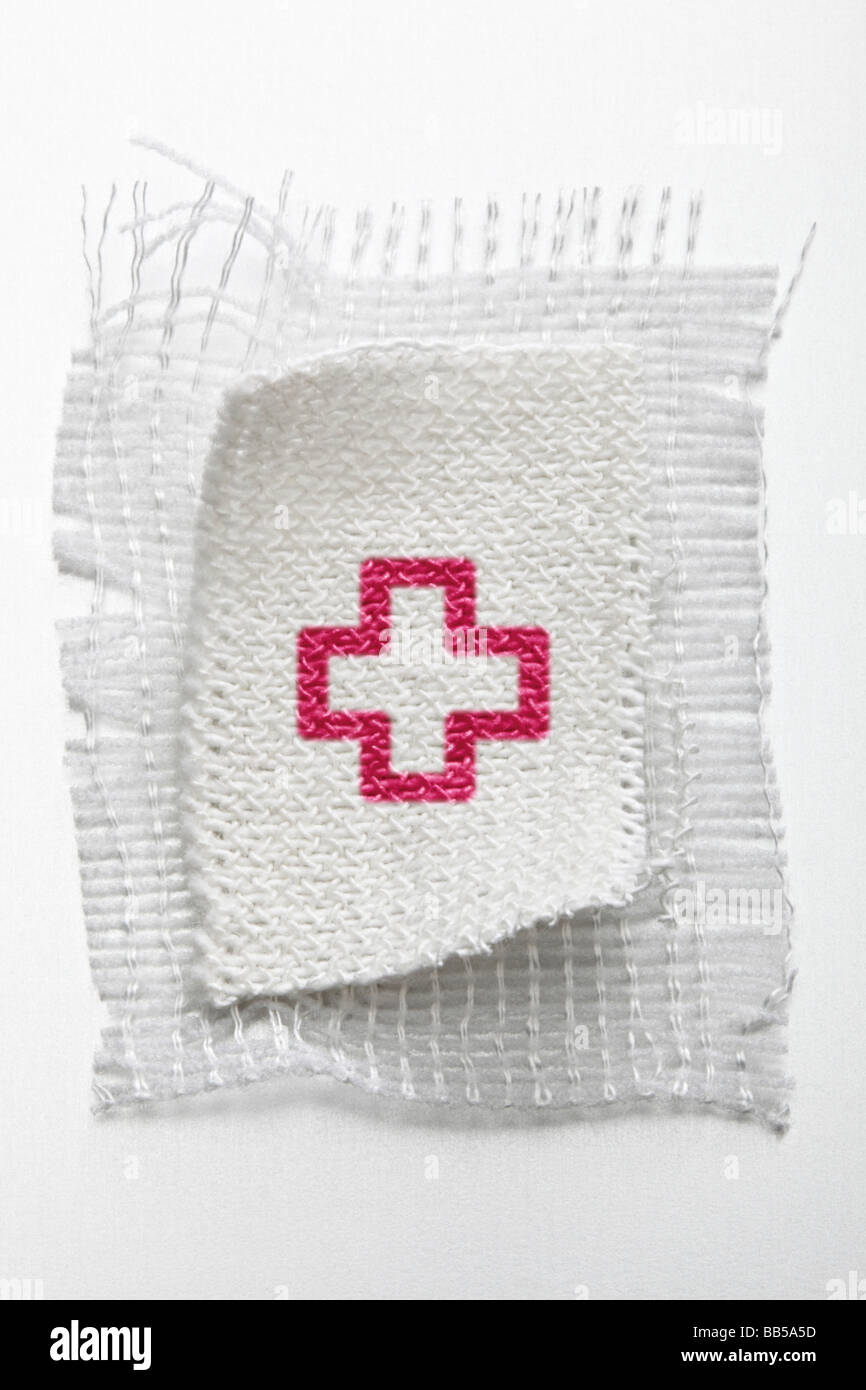 Rotes Kreuz auf Verbandmaterial Foto Stock