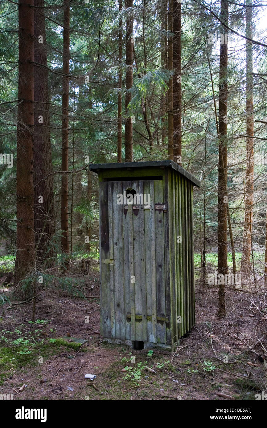 Servizi igienici utilizzati dai lavoratori di una cava, nel mezzo di un bosco Foto Stock