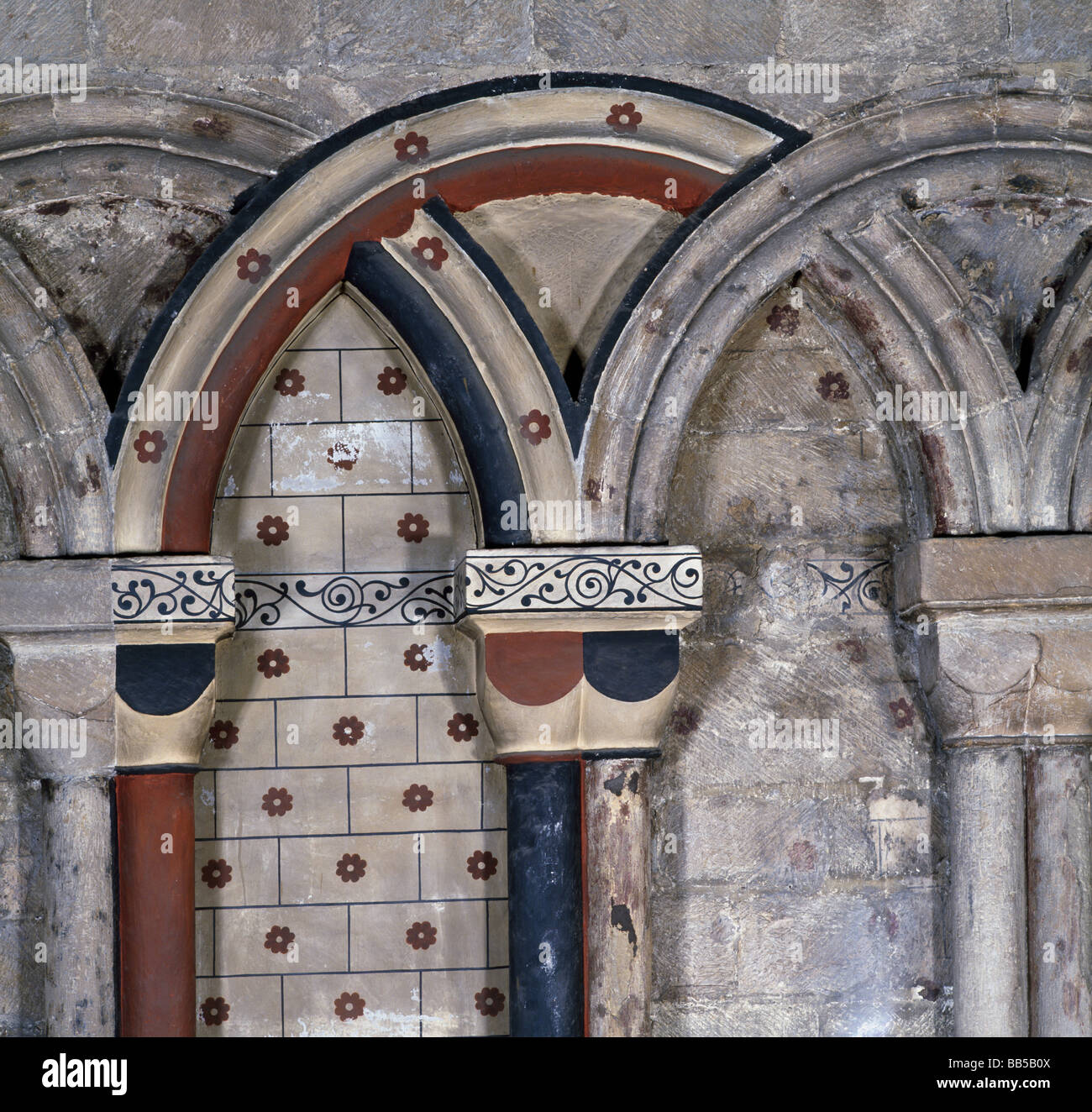 La Cattedrale di Durham blank arcading navata sud corsia con tracce di pittura murale medioevale Foto Stock