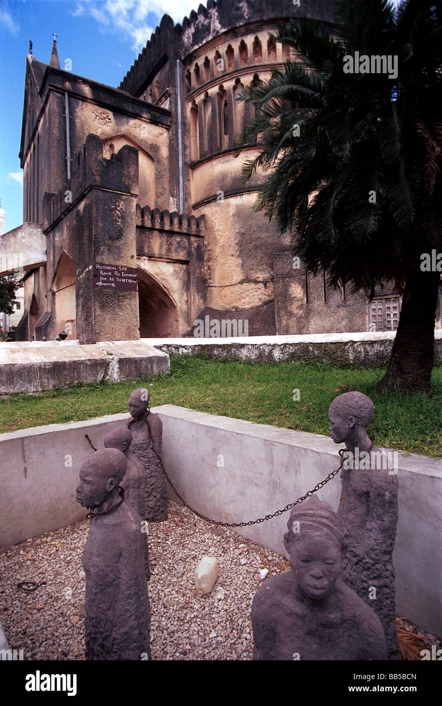 Un monumento alla cattedrale anglicana sul sito dell'ex mercato di schiavi in Stonetown - isola di Zanzibar Tanzania Foto Stock