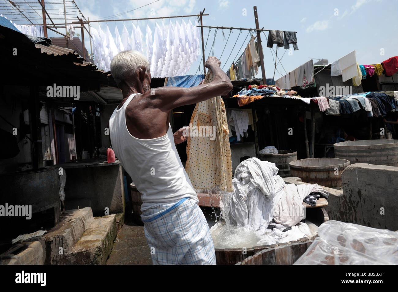 Dhobi Waller Jan Mohammed appendere fuori servizio lavanderia a Dhobi Ghats, Mumbai. Egli ha lavorato presso il ghats per 40 anni. Foto Stock