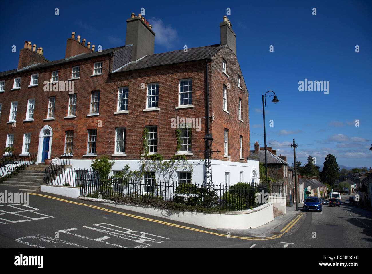 Case cittadine Georgiane e gli edifici sulla piazza che conduce alla strada principale Hillsborough county down Irlanda del Nord Regno Unito Foto Stock