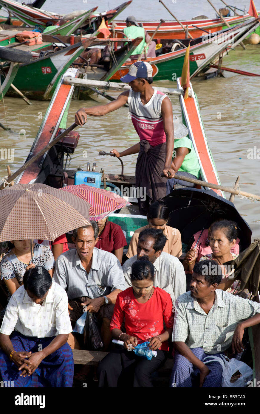 Popolo birmano in un taxi boat. Botataung Jetty. Yangon. Myanmar Foto Stock
