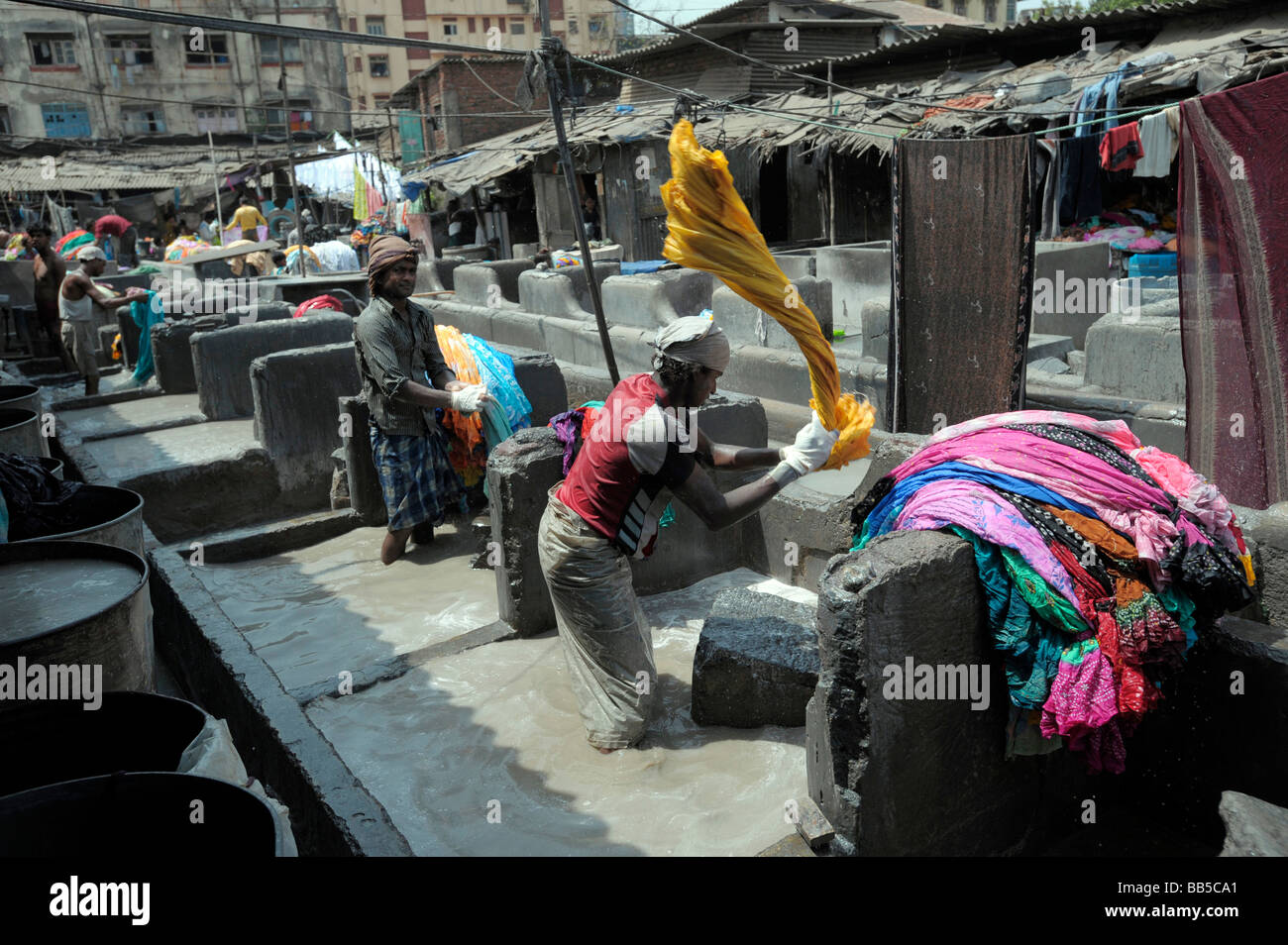 Dhobi fustigazione servizio lavanderia in Dhobi Ghats, Mumbai, India Foto Stock