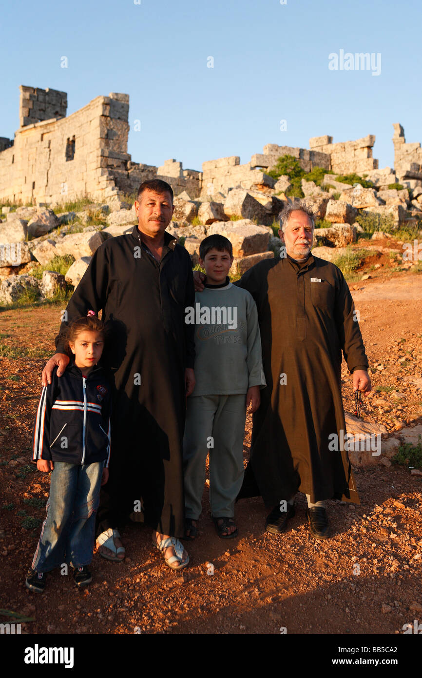 Famiglia siriana a Serjilla città morta, Siria Foto Stock