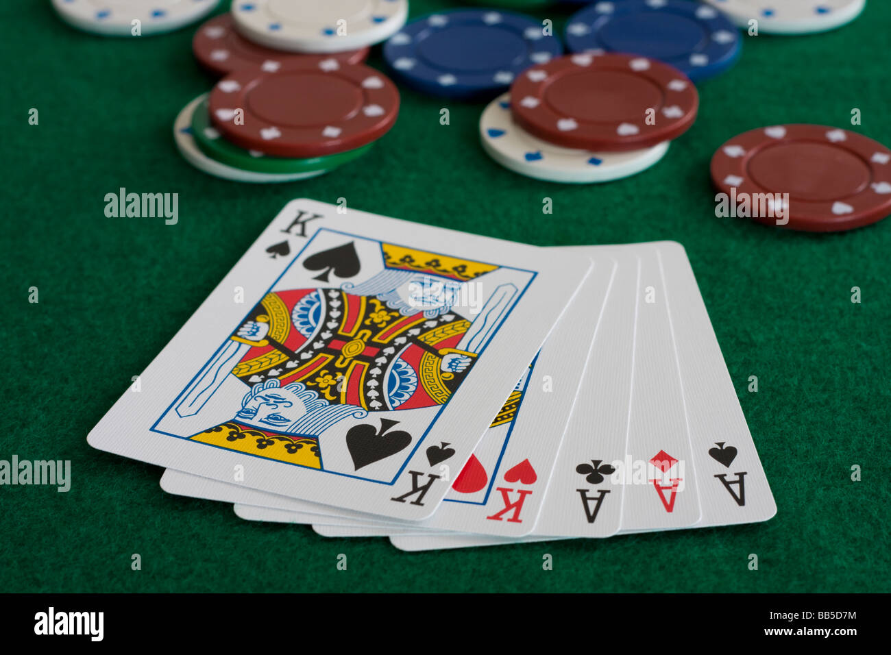Full House Mano di Poker sul verde Baize con chip Foto Stock