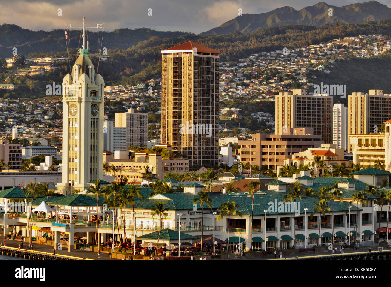 Downtown Honolulu come visto dal Porto di Honolulu Honolulu Oahu Hawaii USA Foto Stock