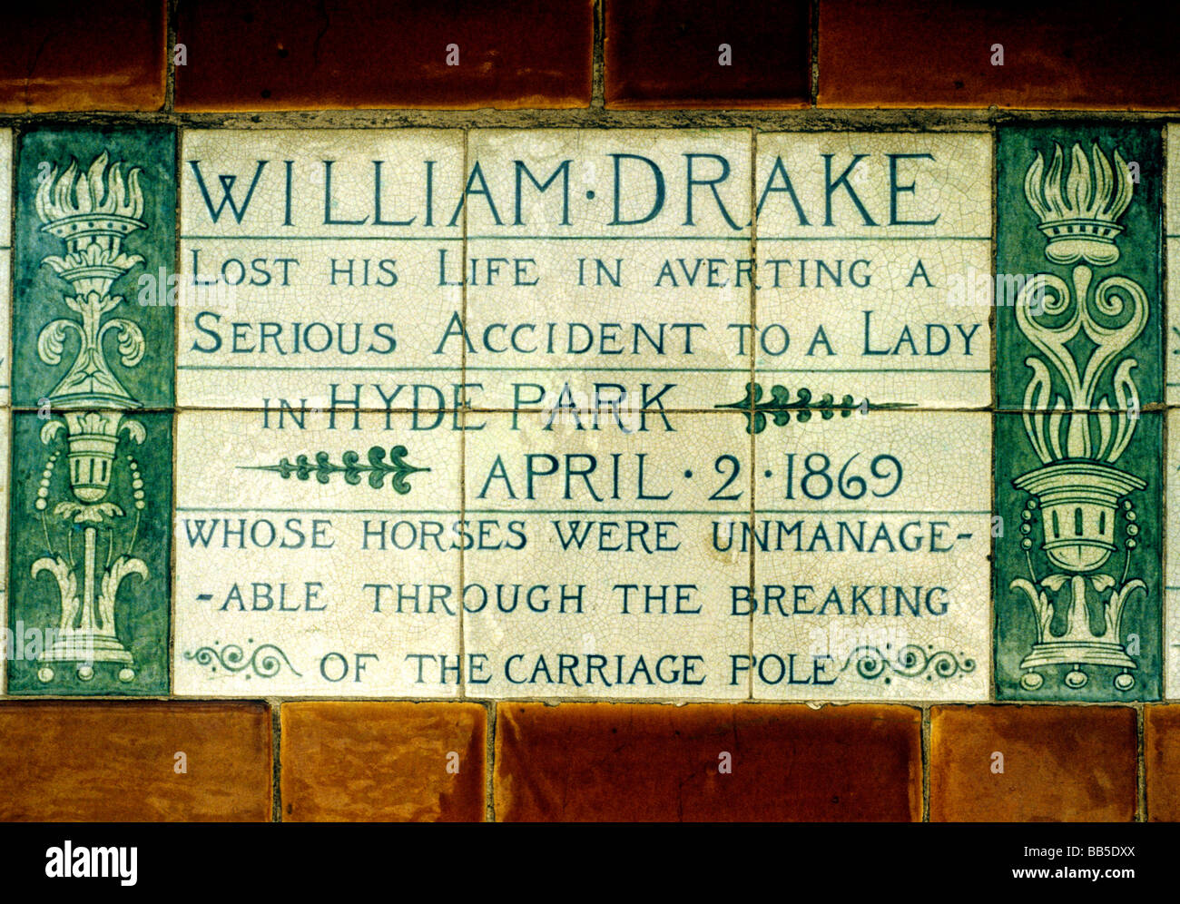 Eroiche gesta coraggiosi portalettere Park London William Drake compressa di ceramica compresse piastrelle Piastrelle dipinte a mano Royal Doulton da G.F.Watt Foto Stock