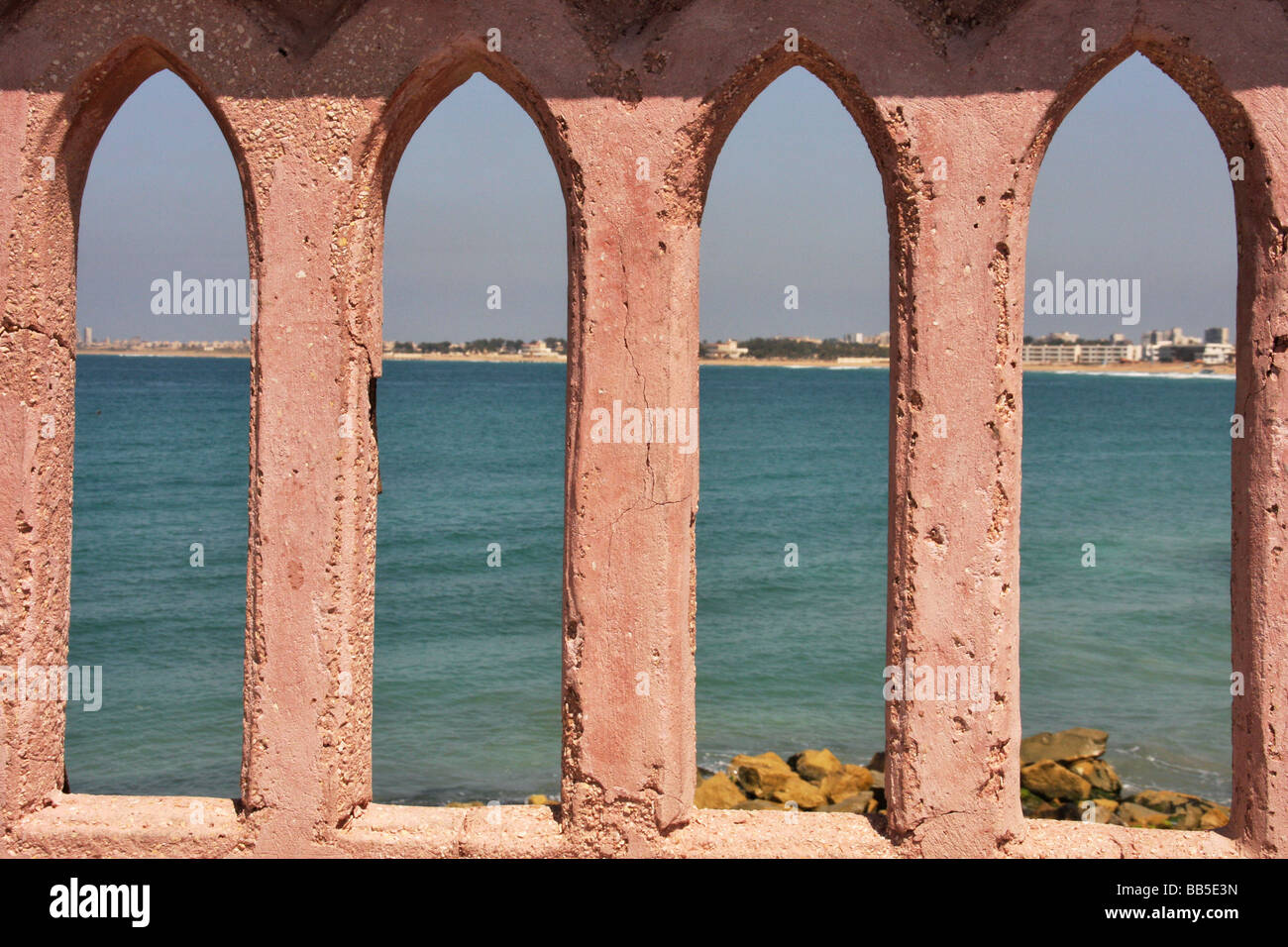 Palazzo montaza spiagge e la baia di Alessandria, Egitto. Guardando verso l'esterno verso il mare Mediterraneo attraverso arch Foto Stock