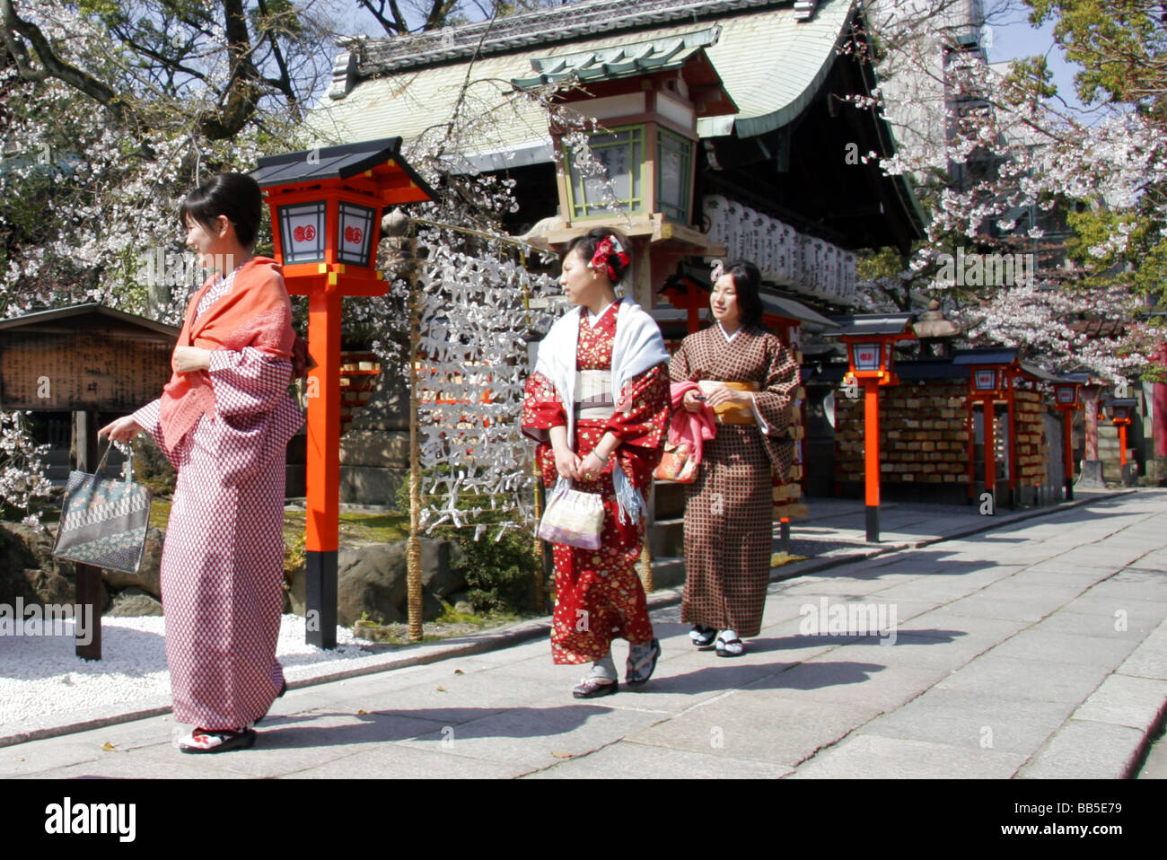 Donne abbigliate come Geisha indossare il kimono in un tempio di Kyoto, Giappone. Foto Stock