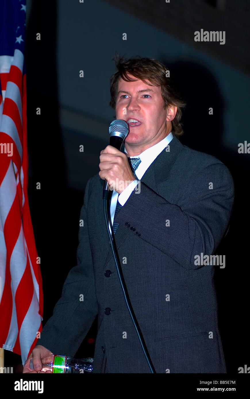 La radio locale personalità Kevin James giri fino alla folla al San Fernando Valley Tea Party protesta fiscale il 15 aprile 2009. Foto Stock