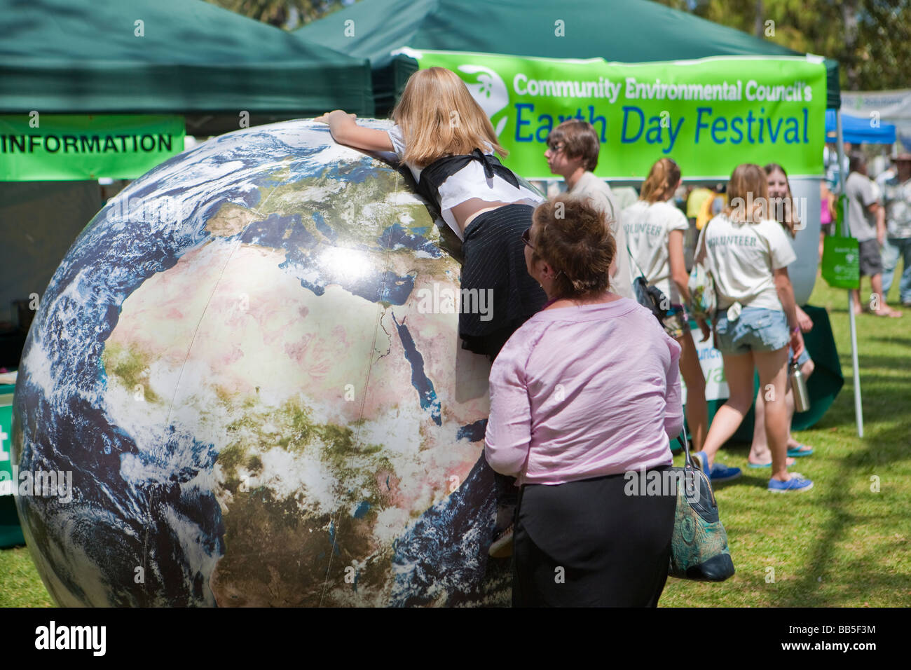 Bambini che giocano con gonfiato Globo mondo Earth Day celebrazione di Santa Barbara in California negli Stati Uniti d'America Foto Stock