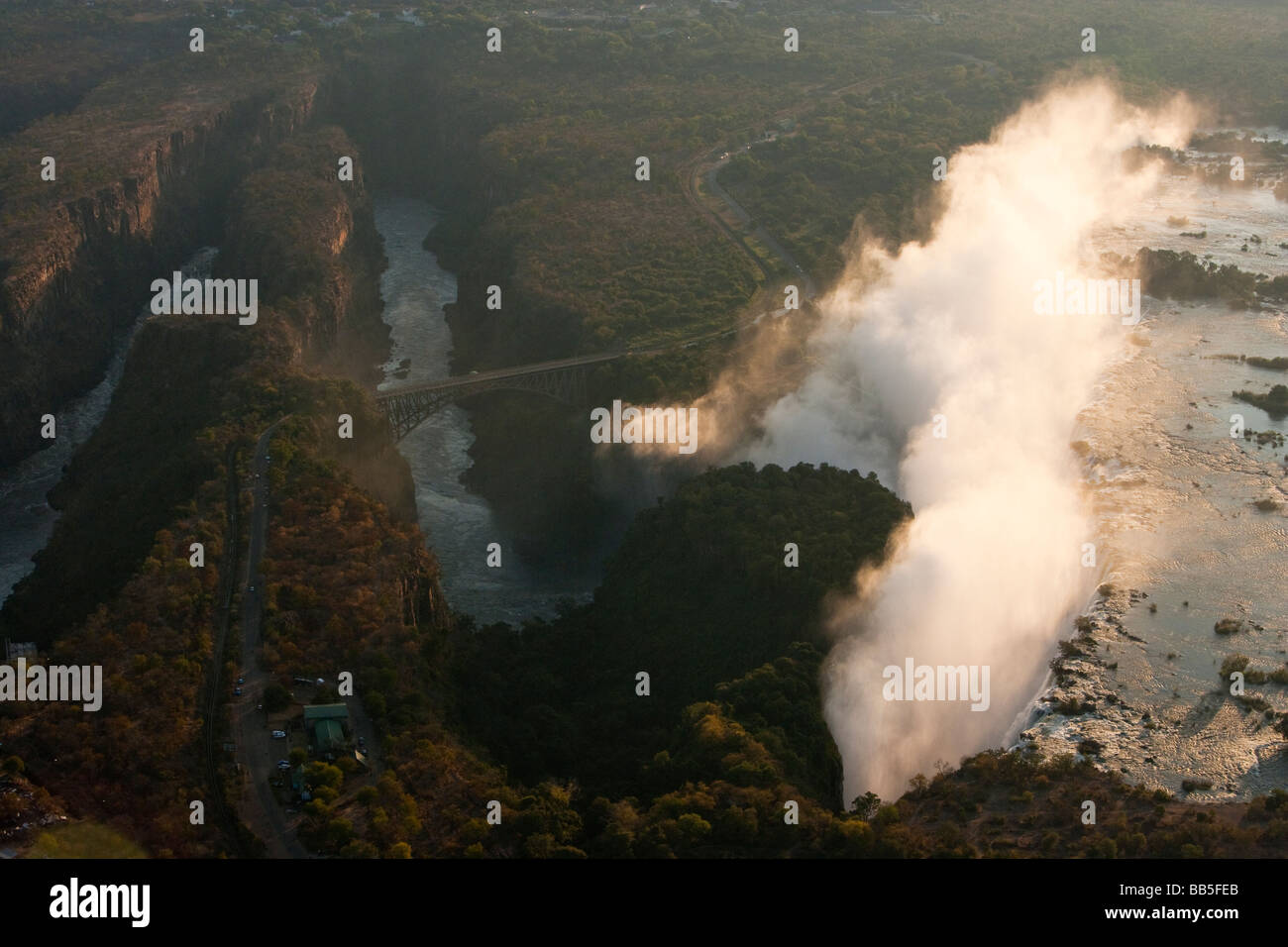 Vista aerea di misty Victoria Falls una delle 7 meraviglie naturali del mondo e gole, bridge al confine con lo Zambia e Zimbabwe Foto Stock