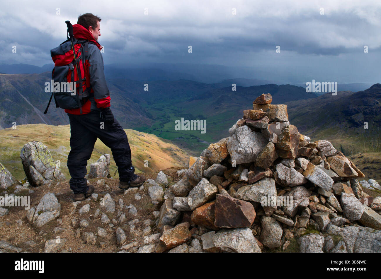 Camminare in The Langdale Valley Lake District inglese Foto Stock