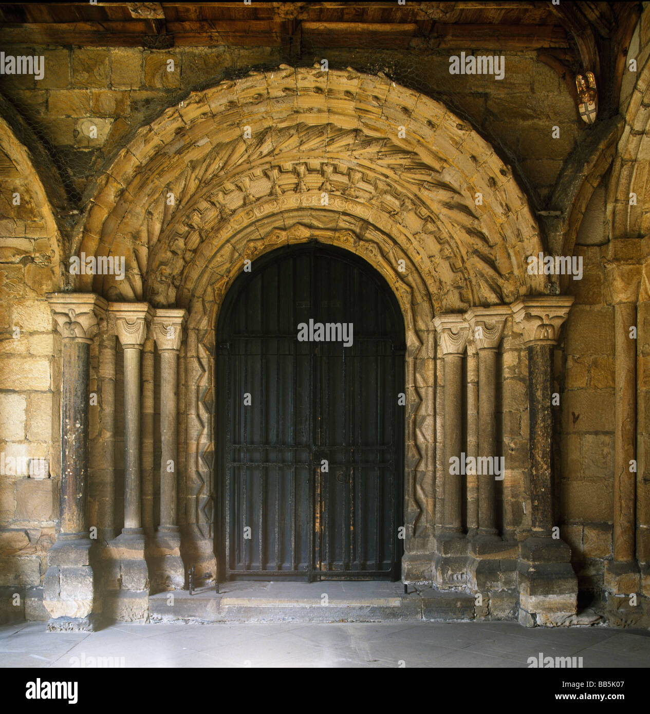 La Cattedrale di Durham porta in chiostri Foto Stock