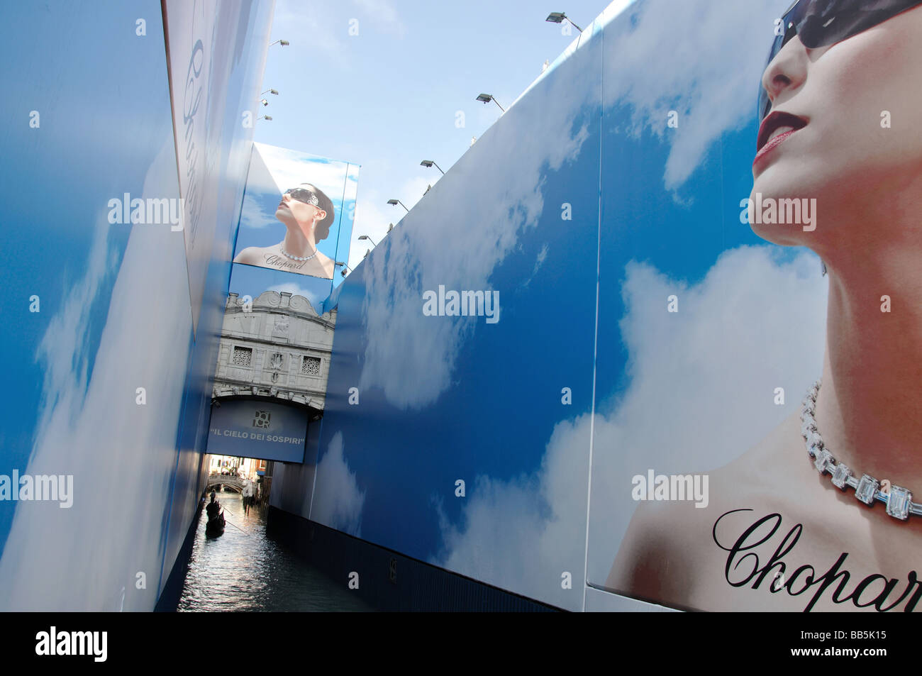 Grandi cartelli pubblicitari che copre il restauro di Palazzo Ducale e il Ponte dei Sospiri, Venezia, Provincia di Venezia, regione Veneto, Italia Foto Stock