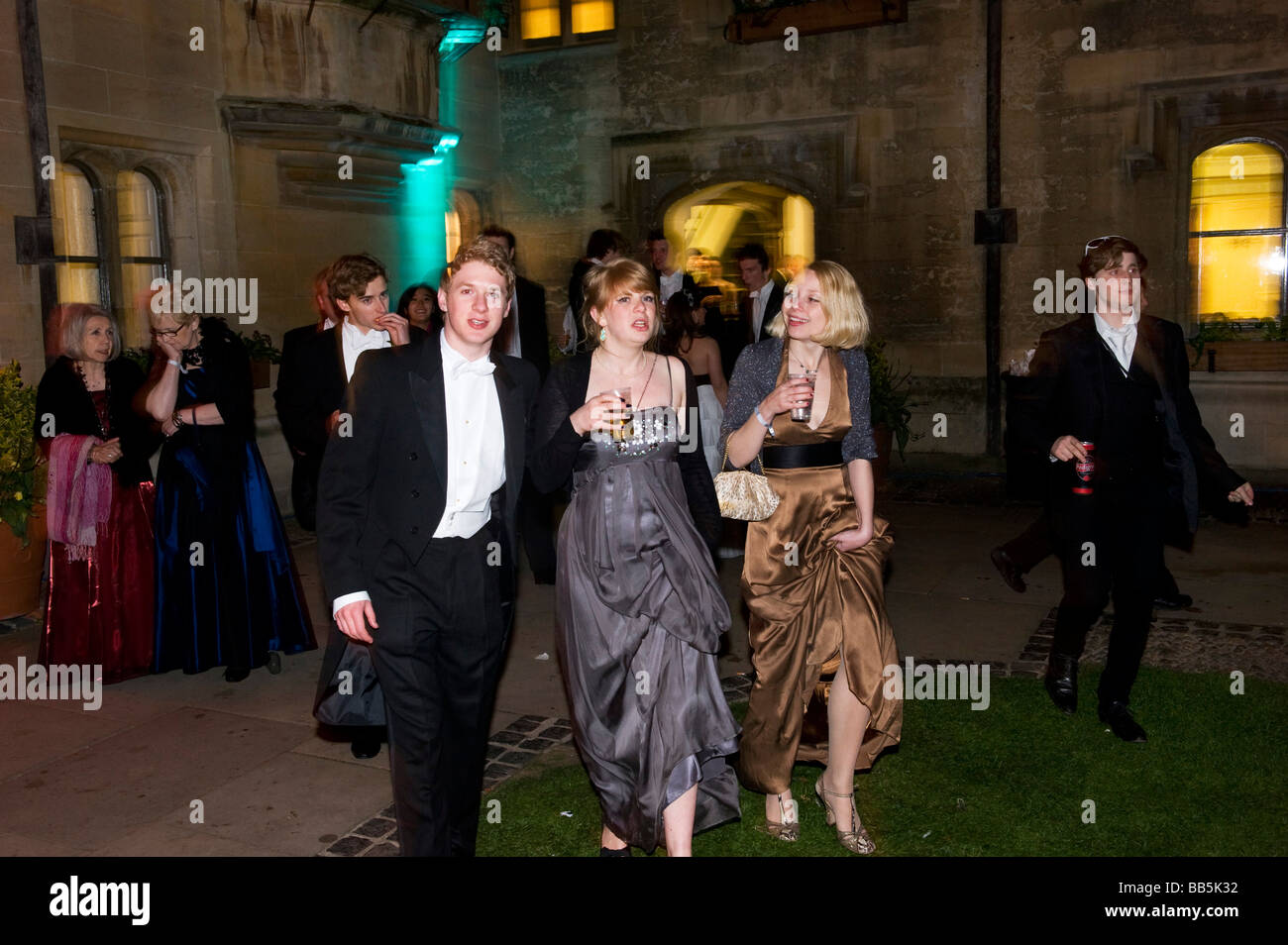 Un College di Oxford sfera assume Radcliffe square con fuochi d'artificio, big wheel e ballo Foto Stock