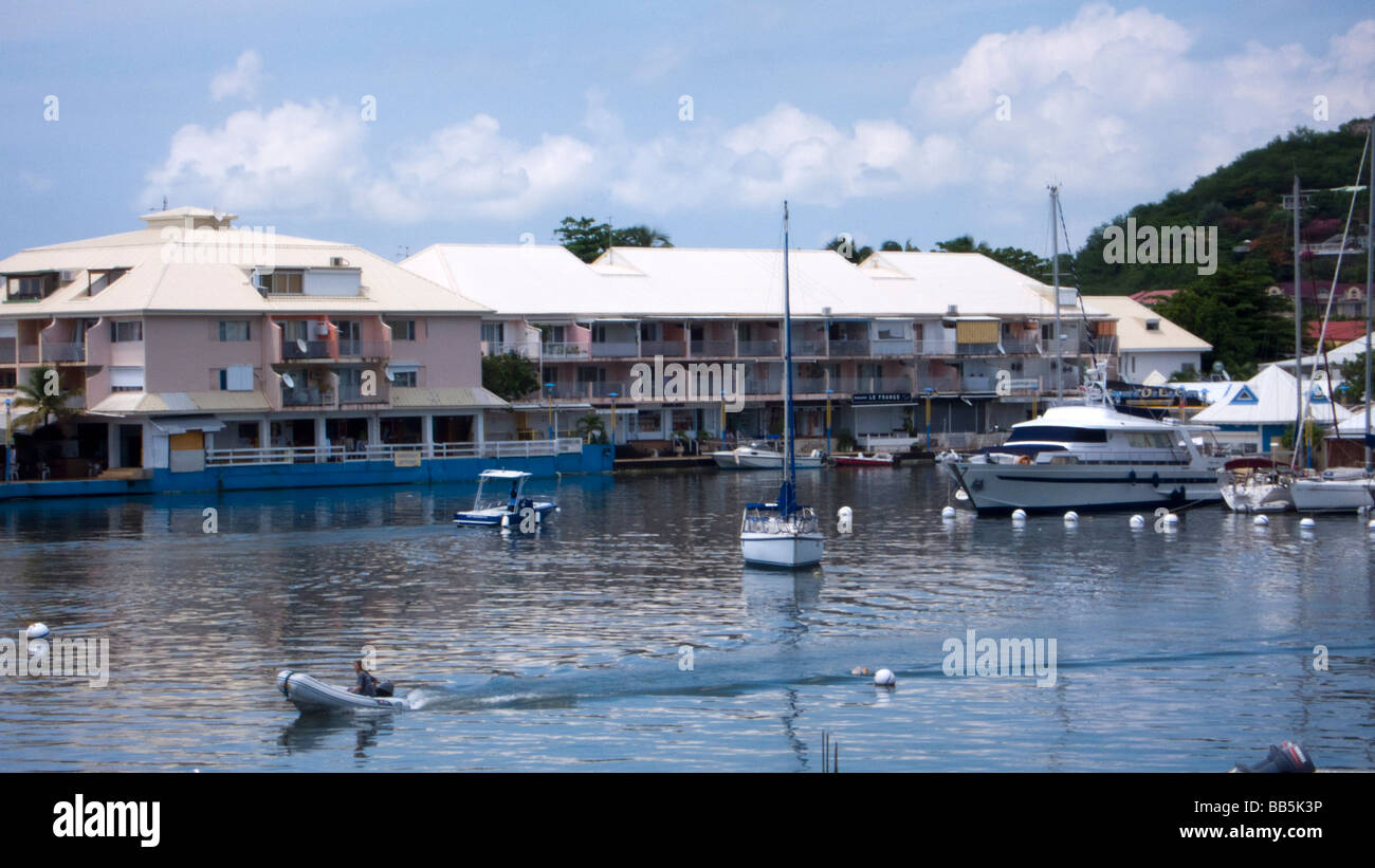 Barche di Simpson Bay Lagoon fuori Port La Royale Marina francese Marigot Saint Martin Foto Stock