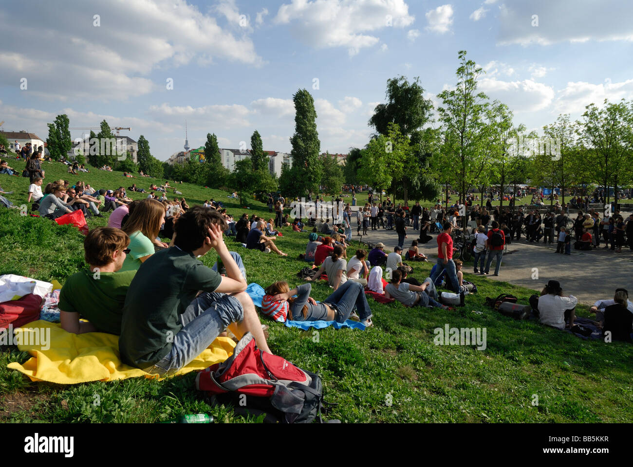Berlino Germania persone folla Mauerpark su un soleggiato weekend in Prenzlauer Berg Foto Stock