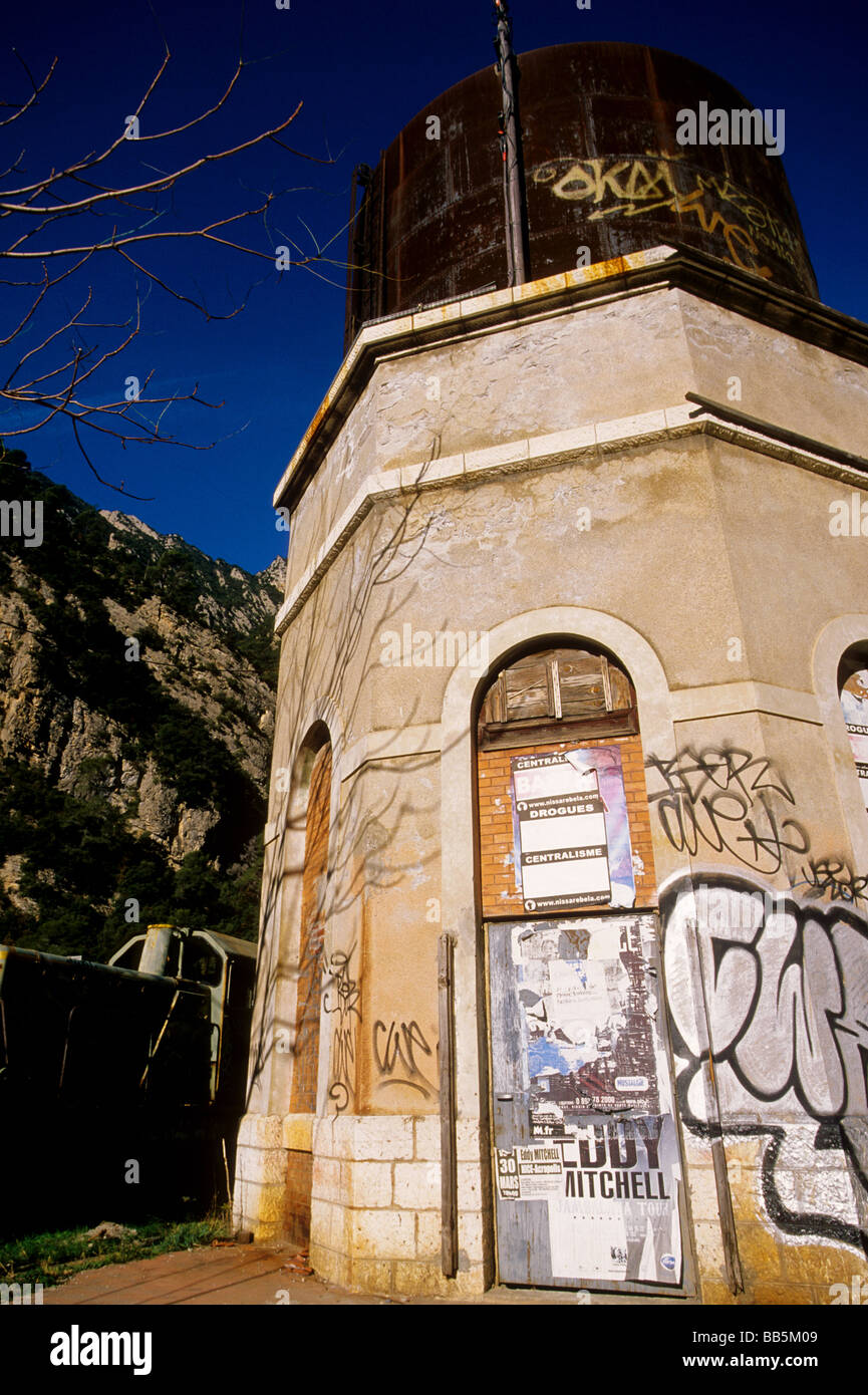 Urban dipinti su un abbandonato stazione ferroviaria Foto Stock