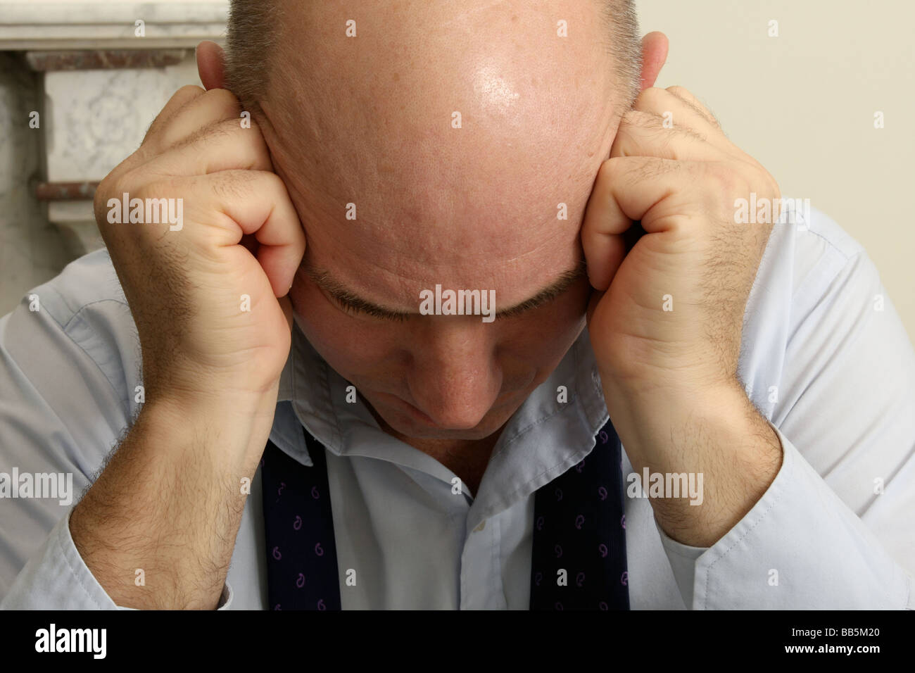 Preoccupato per il maschio con testa in mani Foto Stock