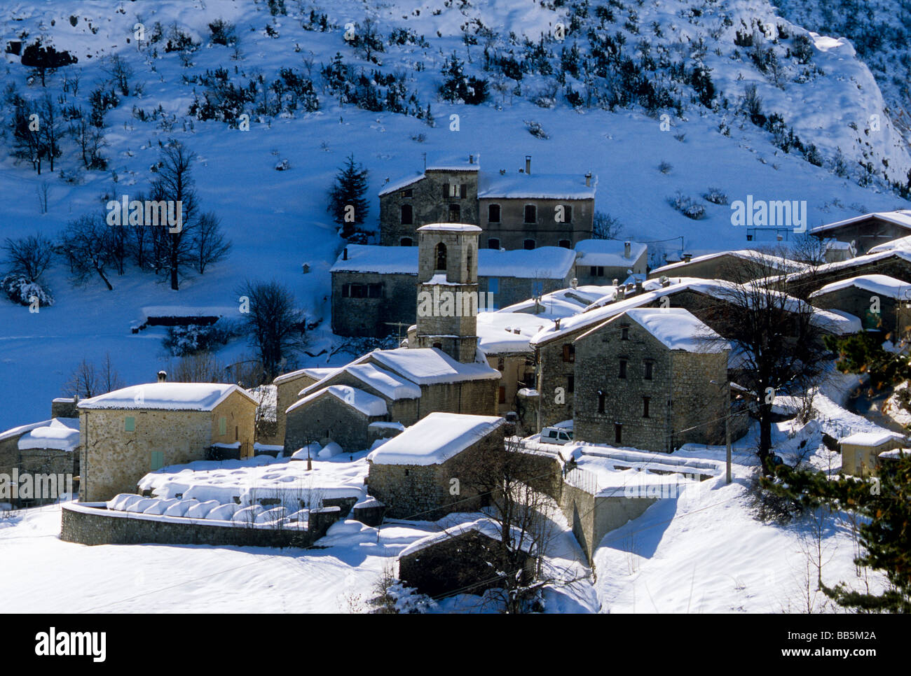 Il pittoresco villaggio di Briançonnet in inverno Foto Stock