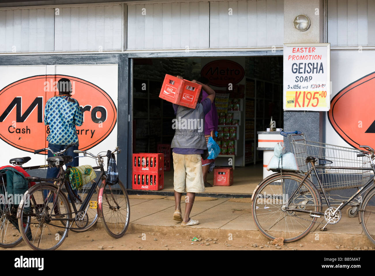 Tornando bottiglie di bevande per il deposito pagato al metro Cash & Carry, Dedza, Malawi, Africa Foto Stock