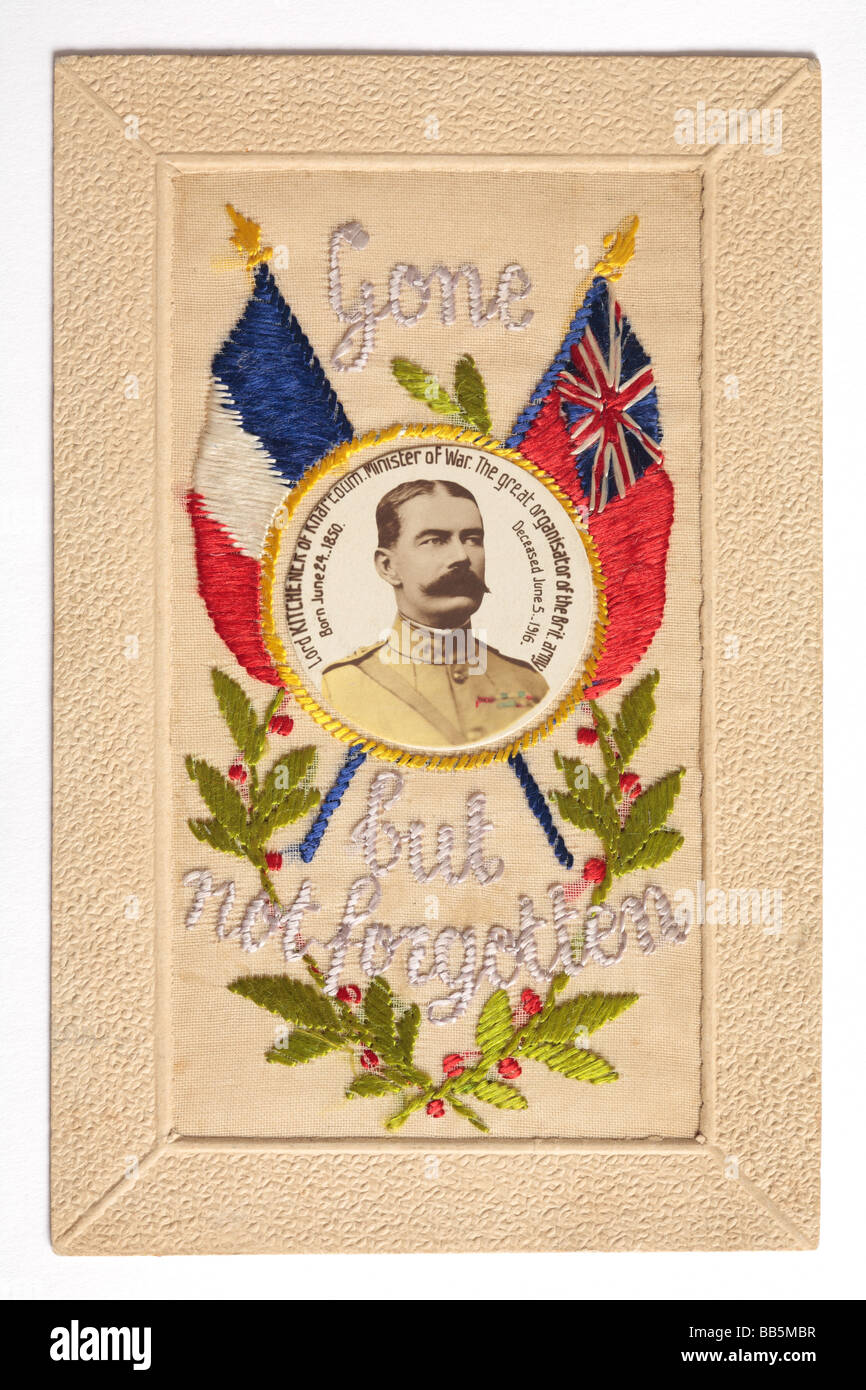Vecchio seta ricamata cartolina da WW1 con Lord Kitchener, Union Jack e tricolore francese. Foto Stock