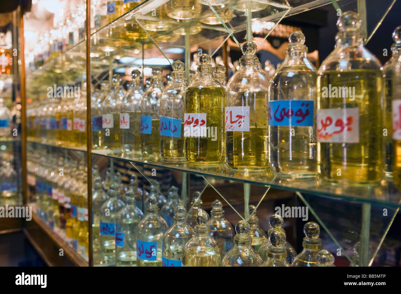 Bottiglie di oli essenziali utilizzati nella produzione di profumo Foto Stock