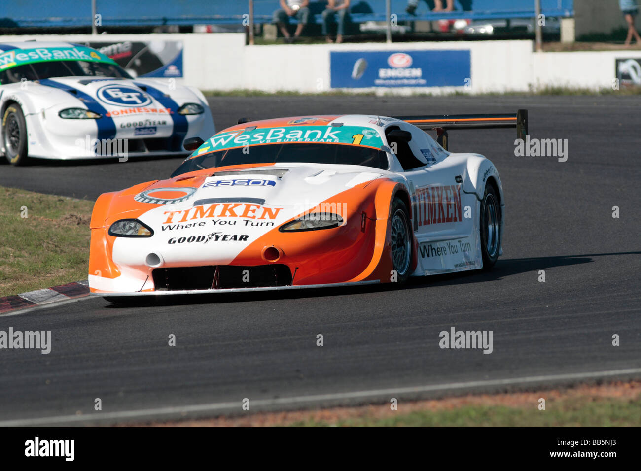 Una supercar immettere un angolo del Killarney race track nei pressi di Città del Capo, Sud Africa Foto Stock