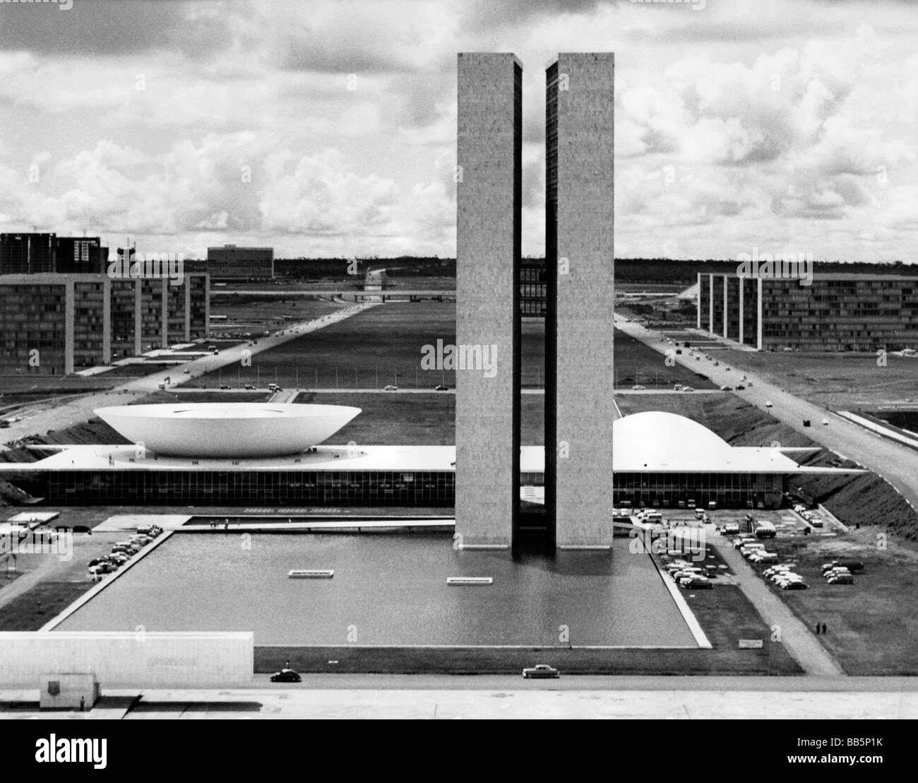 Geografia/viaggio, Brasile, città, Brasilia, Congresso Nazionale, (Congresso Nacional), costruito 1956-1960, da Oscar Niemeyer, (1907 - 2012), Lucio Costa, (1902-1998), panoramica, complesso di edifici, 1960s, Patrimonio Mondiale, città, edificio, edifici alti, torri gemelle, torre, avanguardia, architettura, parlamento, vista esterna, SOAM, avant-garde Foto Stock