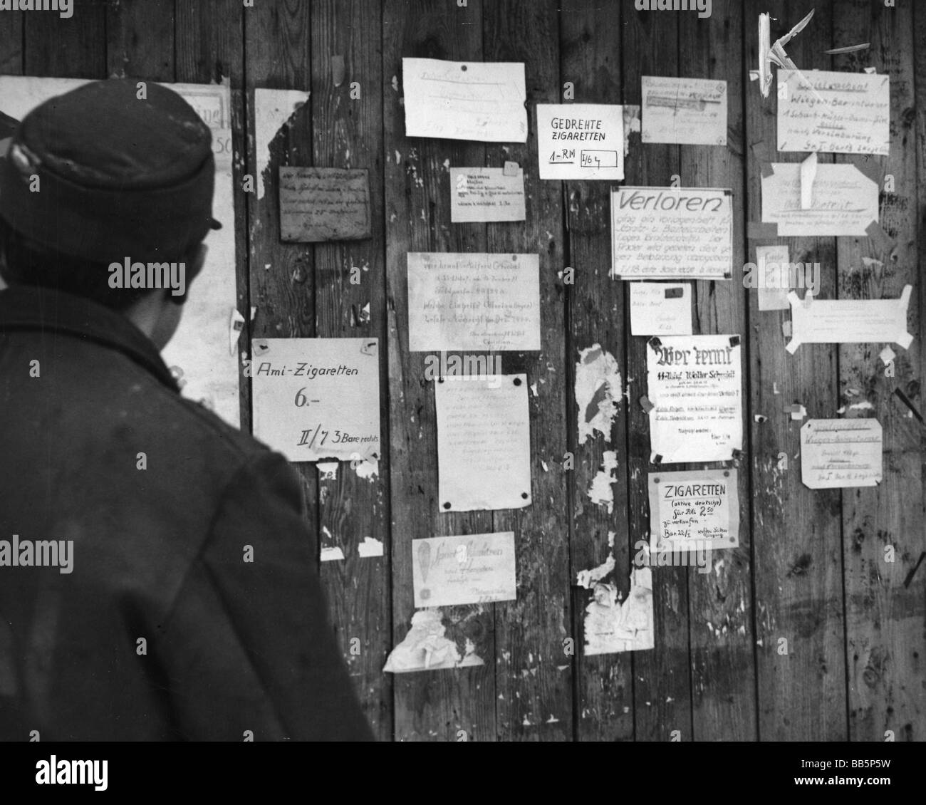 eventi, post guerra, mercato nero, offerte per sigarette a un muro, circa 1947, Foto Stock