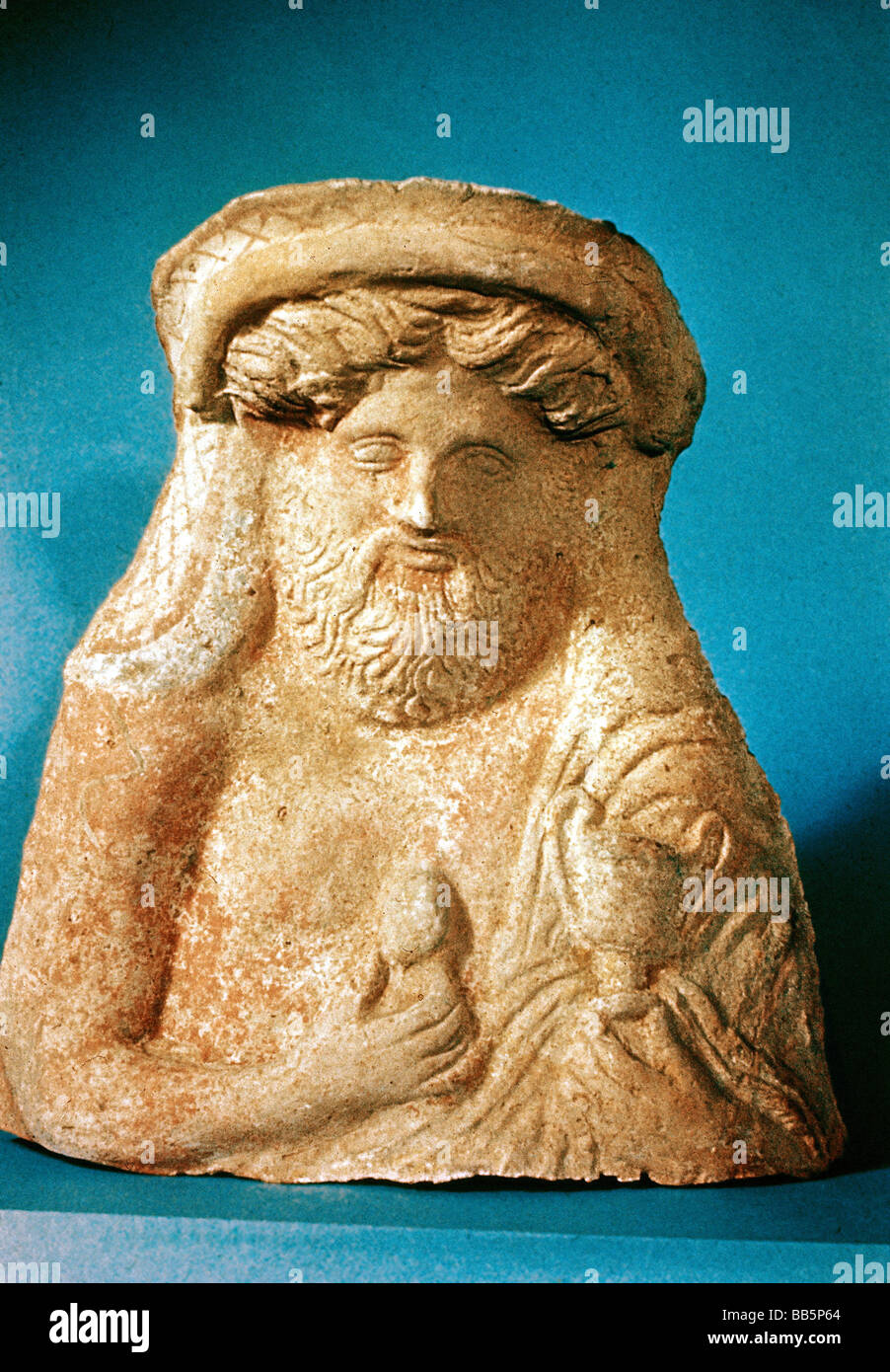 Dioniso (latino: Bacco), dio greco del vino, ritratto, con uovo e kantharos, protomo greco (busto), metà 5th secolo a.C., terracotta, 31 cm, Foto Stock