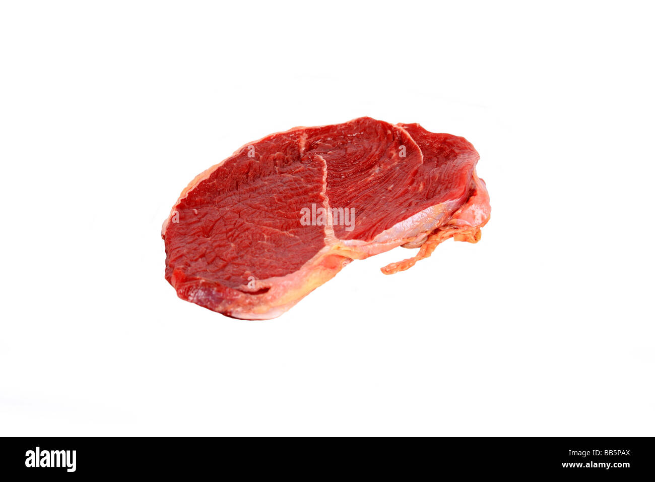 Pezzo di materie bistecca carne contro uno sfondo bianco Foto Stock